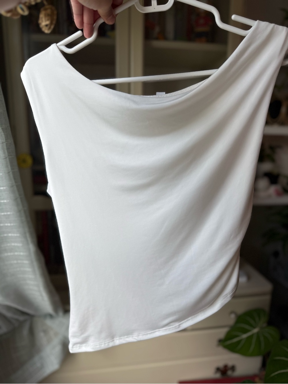 7 Day Wknd White Asymmetric Sleeveless Top Ruching Side Women’s Size Medium